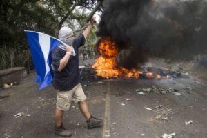 Tranques aíslan a Managua Managua 11 de Mayo 2018 Ciudadanos del minicipio de la Concepcion, mantienen tranques en la entrada principal en demanda de que se realiza una investigacion claro de los estudiantes y pobladores fallecidos en protesta. Foto Jader Flores/ LA PRENSA