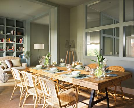 00342791. Comedor con salón de fondo, pintado de verde. Cristalera, mesa de madera y sillas de fibra 00342791