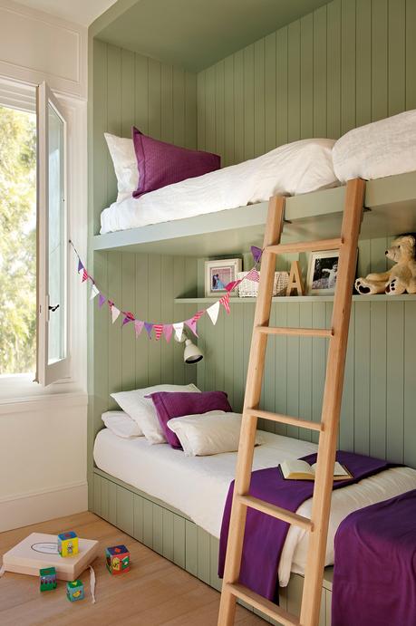 00359561. Habitación infantil con literas. Revestida en madera verde con ropa de cama blanca y violeta 00359561