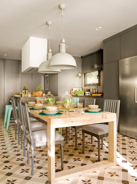 00397858. Cocina y office en gris, con mosaico hidráulico. Mesa de madera, lámparas industriales y muebles grises 00397858