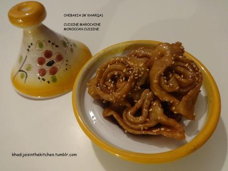 http://khadijaisinthekitchen.tumblr.com/post/90496169782/chebakia-mkharqa-g%C3%A2teau-traditionnel-marocain