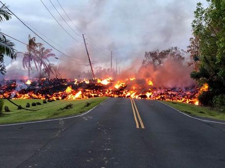 Lava cubre una calle en el barrio de Leilani Estates