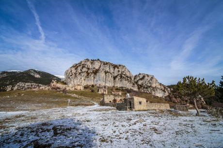 El pueblo abandonado de Peguera y su entorno en la Serra d’Ensija
