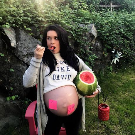 La imagen puede contener: 1 persona, de pie, Ã¡rbol y exterior