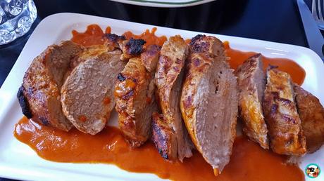 Solomillo de cerdo con mojo rojo