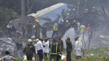 Se estrella avión de Cubana de Aviación con 104 personas a bordo.