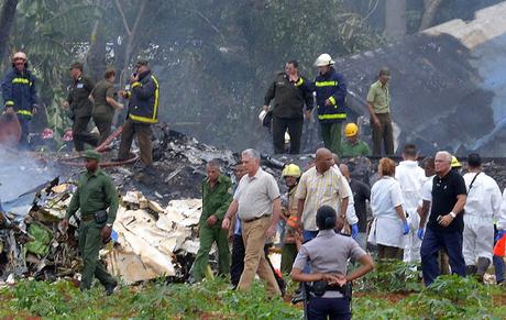 Cae aeronave en inmediaciones del aeropuerto José Martí de La Habana [+ videos]