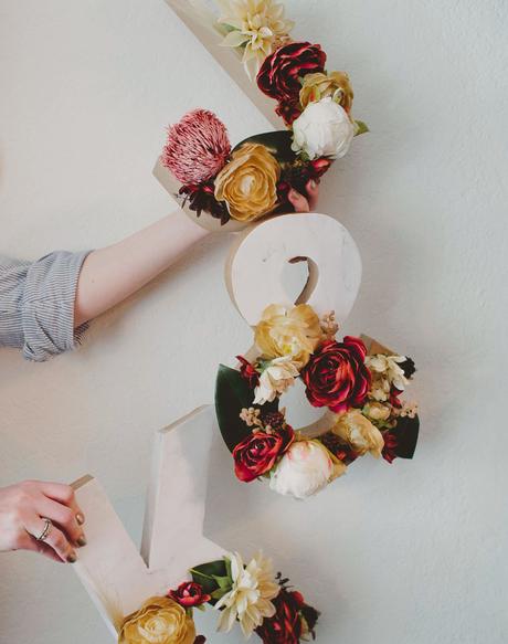 DIY letras de mármol y flores ¡Perfectas para una boda!