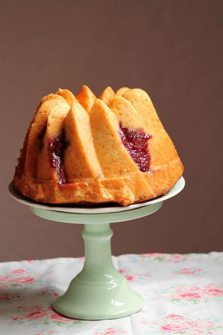 Bundt cake de limón con espiral de frambuesa