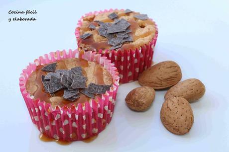 MAGDALENAS DE CARAMELO, ALMENDRA Y CHOCOLATE