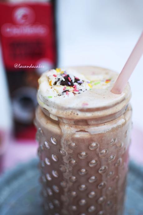 Batido de Chocolate a la Taza y Mantequilla de Cacahuetes. Batido de Chocolate a la Taza y Mantequilla de Cacahuetes.