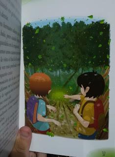 Imagen tomada de la novela La piedra verde, donde se ven a Txano y Óscar en el bosque señalando una piedra verde que ha cáido.