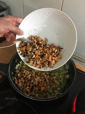 Mejillones Con Verduras Gratinados Con Bechamel De Tomate