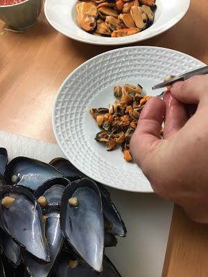 Mejillones Con Verduras Gratinados Con Bechamel De Tomate