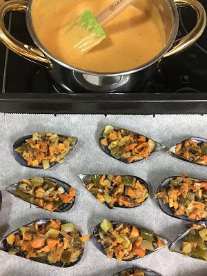 Mejillones Con Verduras Gratinados Con Bechamel De Tomate