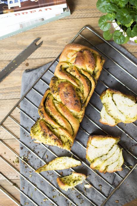 Pan trenzado de ajo y perejil