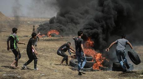 Manifestantes palestinos quemando neumáticos cerca de la valla de seguridad en la Franja de Gaza (página de Shehab en Facebook, 14 de mayo de 2018)