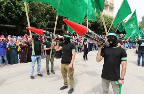 Despliegue de modelos de cohetes como parte de la campaña electoral de la facción islámica que compitió por primera vez en las elecciones de la Universidad Tecnológica de Kadoorie (página Facebook del Bloque de Lealtad Islámica en la Universidad de Kadoorie, 12 de mayo de 2018).