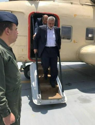 La delegación de Hamás en el helicóptero militar egipcio (Araby Post, 13 de mayo de 2018)