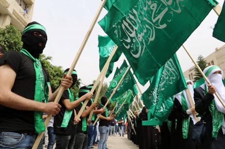 Despliegue de modelos de cohetes como parte de la campaña electoral de la facción islámica que compitió por primera vez en las elecciones de la Universidad Tecnológica de Kadoorie (página Facebook del Bloque de Lealtad Islámica en la Universidad de Kadoorie, 12 de mayo de 2018).