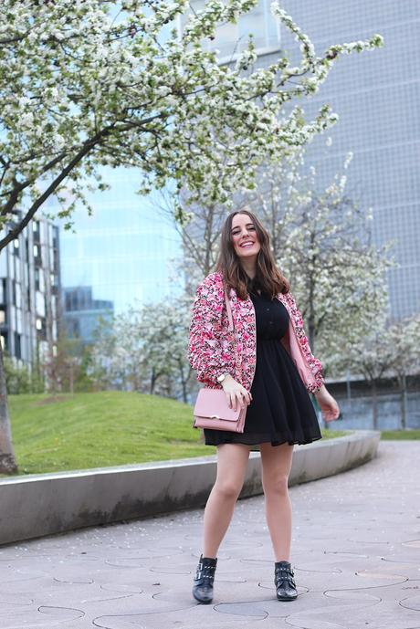 Outfit con vestido negro y bomber de flores Outfit con vestido negro y bomber de flores