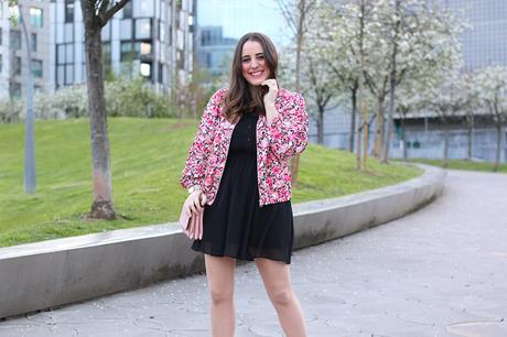 Outfit con vestido negro y bomber de flores - Paperblog Outfit con vestido negro y bomber de flores - Paperblog