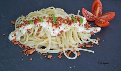 Espaguetis con crema de queso y crujiente de jamón