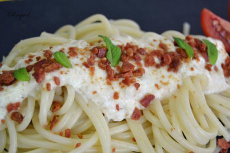Espaguetis con crema de queso y crujiente de jamón Espaguetis con crema de queso y crujiente de jamón