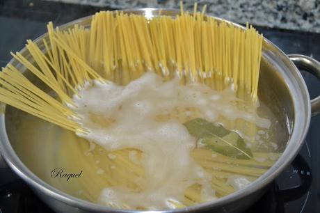 Espaguetis con crema de queso y crujiente de jamón