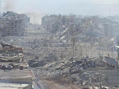 DESTRUCCION MASIVA del campamento de refugiados palestinos de Yarmouk por el regimen antisionista sirio, … el mundo calla por que no pueden culpar a Israel