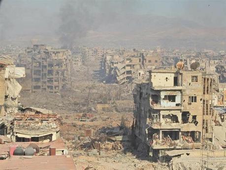 DESTRUCCION MASIVA del campamento de refugiados palestinos de Yarmouk por el regimen antisionista sirio, … el mundo calla por que no pueden culpar a Israel