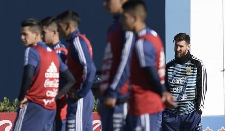 Argentinas football team forward Lionel Messi (R) is pictured, during a training session in Ezeiza, Buenos Aires on May 22, 2018. The Argentinian team is training ahead of a friendly match against Haiti to be held on May 29 at La Bombonera stadium in Buenos Aires, before departing to Barcelona, to prepare for the upcoming FIFA World Cup 2018 in Russia. / AFP PHOTO / JUAN MABROMATA