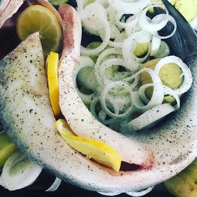 lubina al horno, lubina, que comemos hoy, patatas, cebollas, limón, aceite 