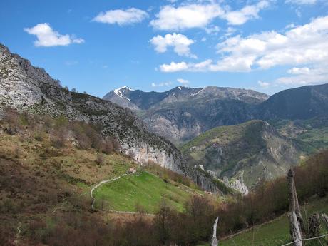 Peña Melera desde Felechosa por Foces del Pino Peña Melera desde Felechosa por Foces del Pino