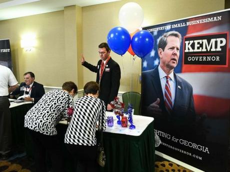 FOTO: Los invitados se registran para asistir a una fiesta de resultados de la noche de elecciones para el Secretario de Estado de Georgia, Brian Kemp, candidato republicano para gobernador, el 22 de mayo de 2018, en Atenas, Georgia.