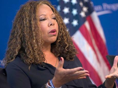 FOTO: En esta foto de archivo, Lucia McBath, líder de fe y alcance comunitario de Everytown for Gun Safety, habla sobre la violencia armada y la muerte de su hijo Jordan Davis, el 24 de octubre de 2016, en Washington, DC.