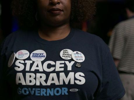 FOTOGRAFÍA: La partidaria Nina Durham está adornada con alfileres políticos durante el evento nocturno de elección primaria para la candidata a gobernador demócrata por Georgia, Stacey Abrams, el 22 de mayo de 2018, en Atlanta.