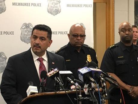 El jefe de policía de Milwaukee Alfonso Morales habla con
