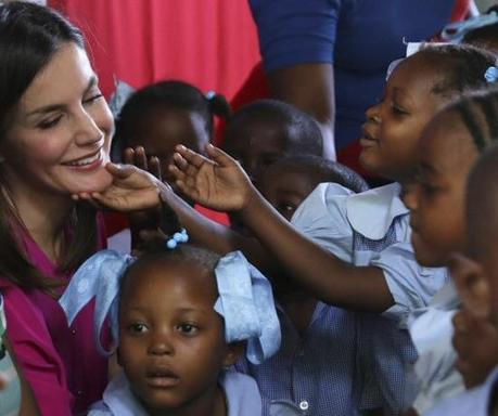 La Reina Letizia visita a Cité Soleil (Ciudad del Sol) el barrio más pobre de Haití.