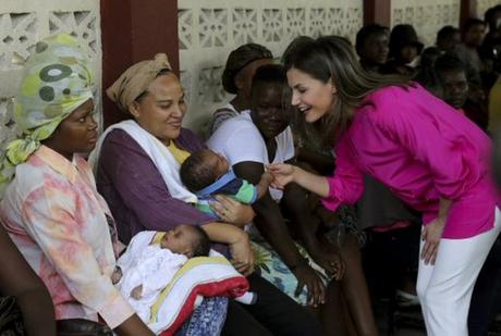 La Reina Letizia visita a Cité Soleil (Ciudad del Sol) el barrio más pobre de Haití.