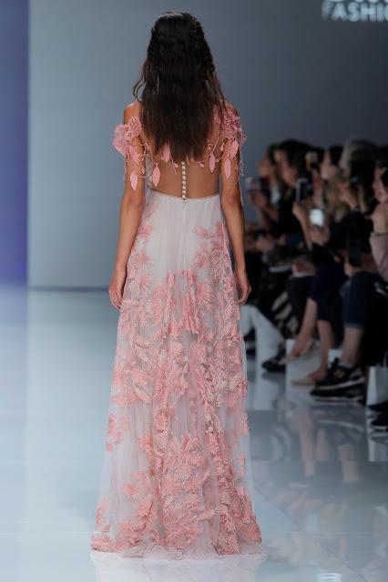 La colección 2019 de vestidos de novia y fiesta de Marco & María nos transporta nostálgicamente al sueño de una noche de verano