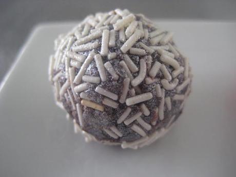 TRUFAS DE AVELLANA CON FIDEOS BLANCOS METALIZADOS