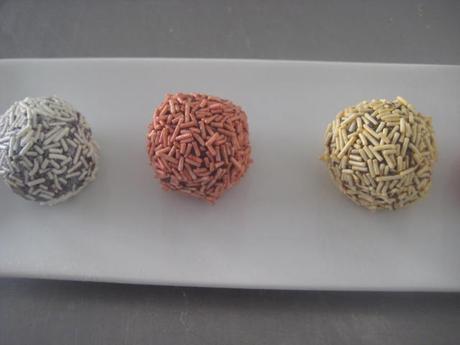 TRUFAS DE AVELLANA CON FIDEOS BLANCOS METALIZADOS