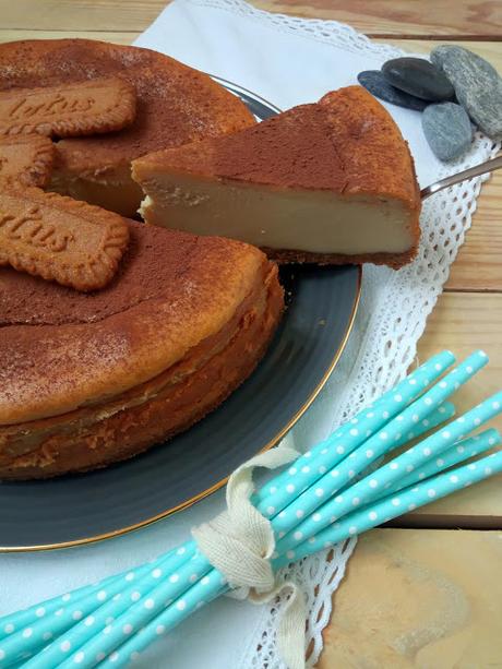Lotus cheesecake. Deliciosa tarta de queso horneada con crema de galeltas Lotus. Lotus cheesecake. Deliciosa tarta de queso horneada con crema de galeltas Lotus.