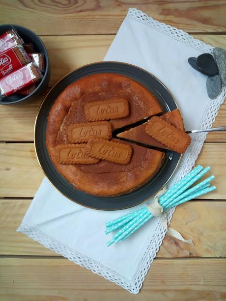 Lotus cheesecake. Deliciosa tarta de queso horneada con crema de galeltas Lotus. Lotus cheesecake. Deliciosa tarta de queso horneada con crema de galeltas Lotus.
