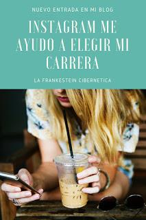 Chica rubia usando las redes sociales, intagram, tomando un cafe