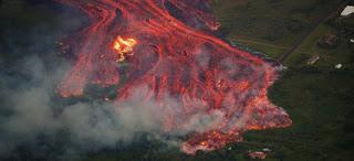 Peligroso fenómeno de la lava al llegar al océano.