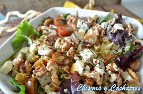 Ensalada de pasta con nueces y queso azul