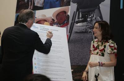 FIRMA JOSÉ ANTONIO MEADE EL DECÁLOGO TODOS LOS DERECHOS PARA TODAS LAS PERSONAS  CON DISCAPACIDAD  EN TODO LUGAR.