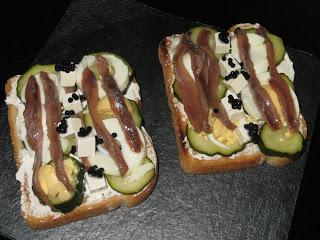 TOSTA DE PEPINILLOS, ANCHOAS Y QUESOS